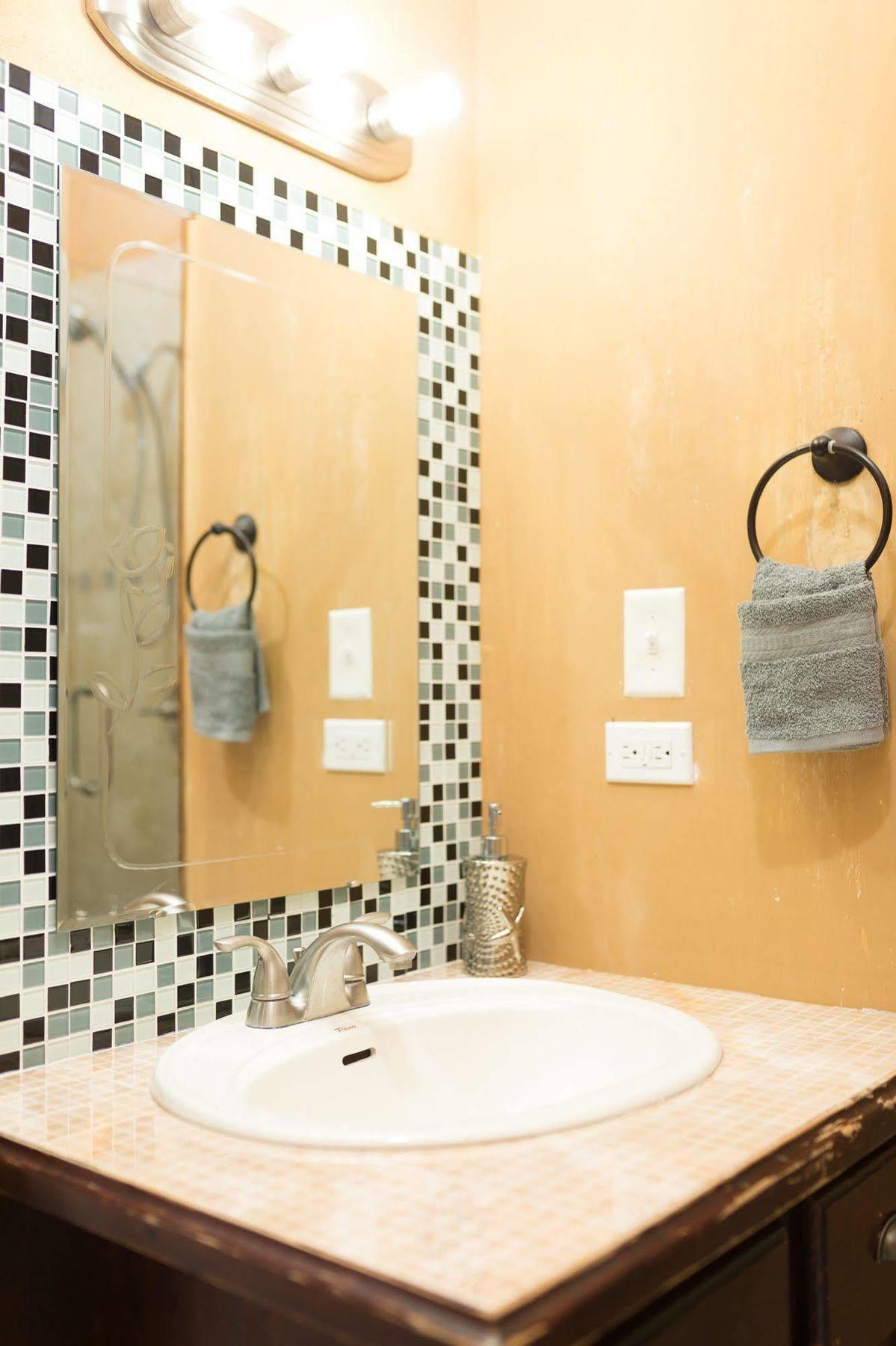 Casa Tianna Guest Apartments Kingston Luaran gambar